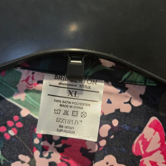 NWT Izzy & Liv Netflix Bridgerton pajamas top/shorts sz XL - Picture 3 of 8